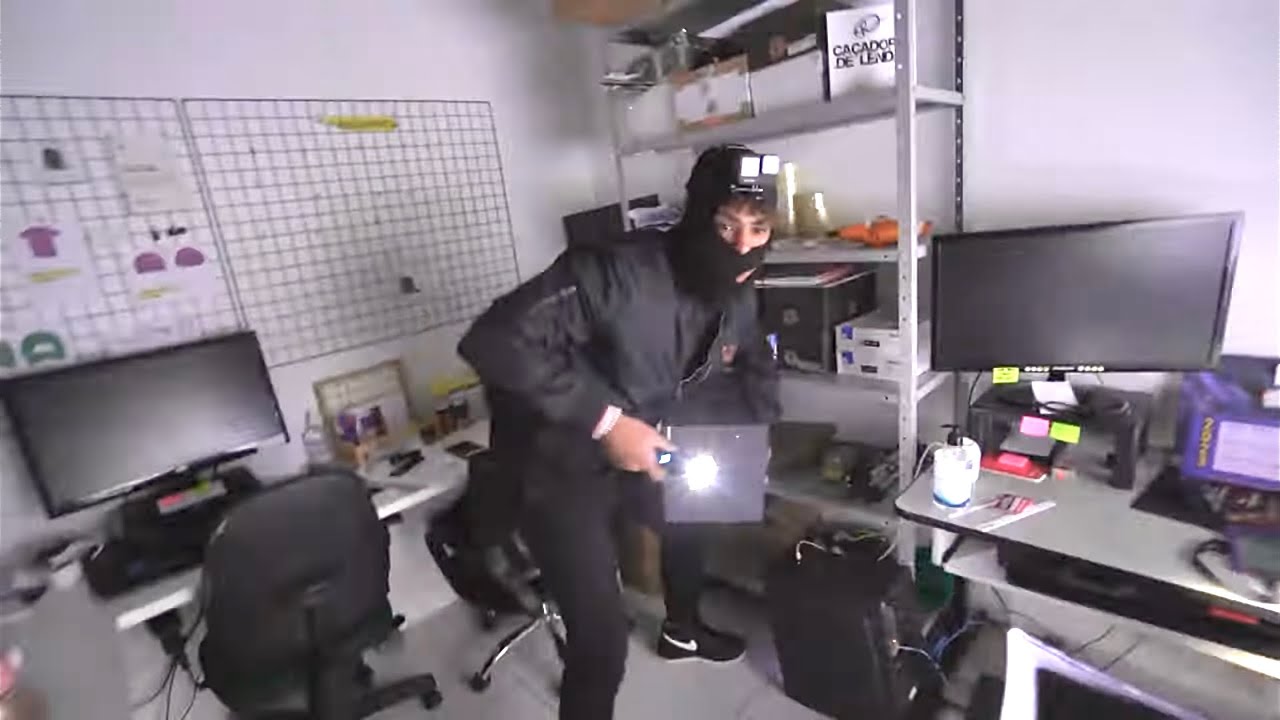 R0UBEI O COFRE DA LOJA DO RENATO * O alarme disparou e fomos seguidos *