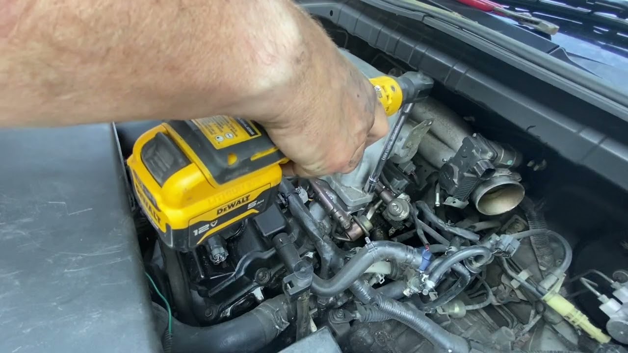 Замена свечей зажигания и снятие впускного коллектора на Nissan Murano 2008 года.