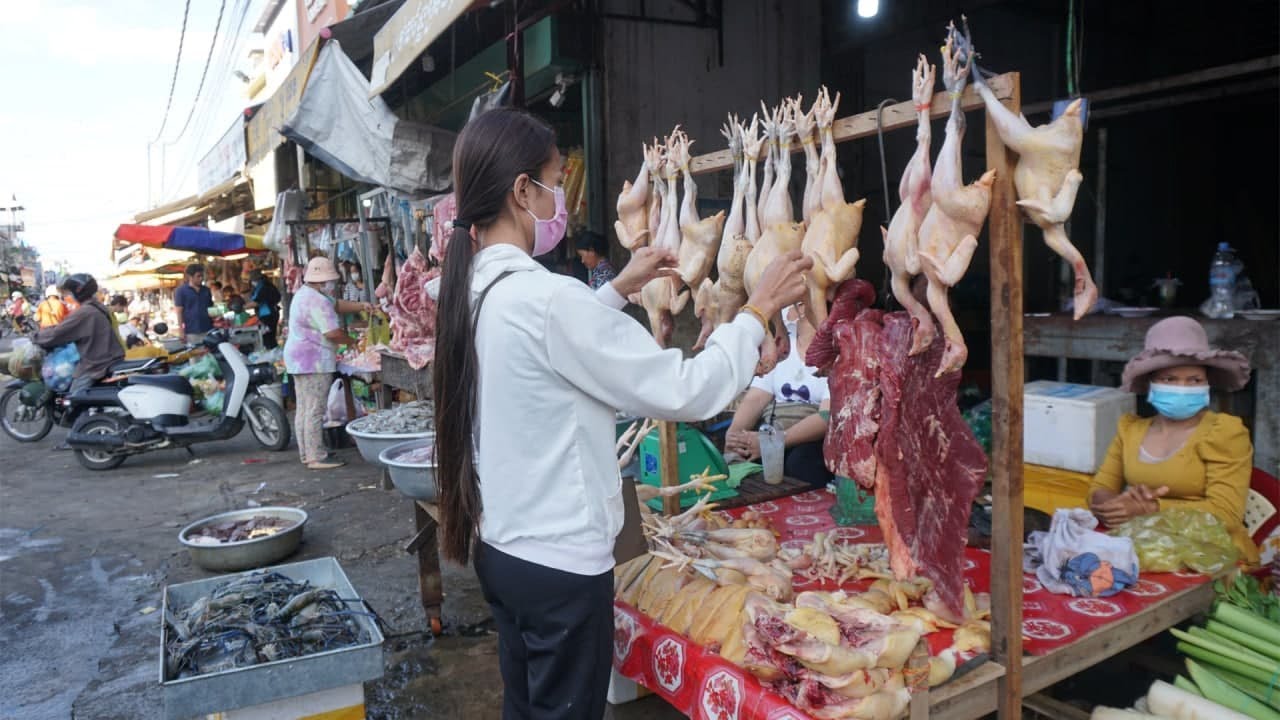 Morning Daily LifeStyle of Vendors @Preak Phnov Market - Walk Around Street Food Market