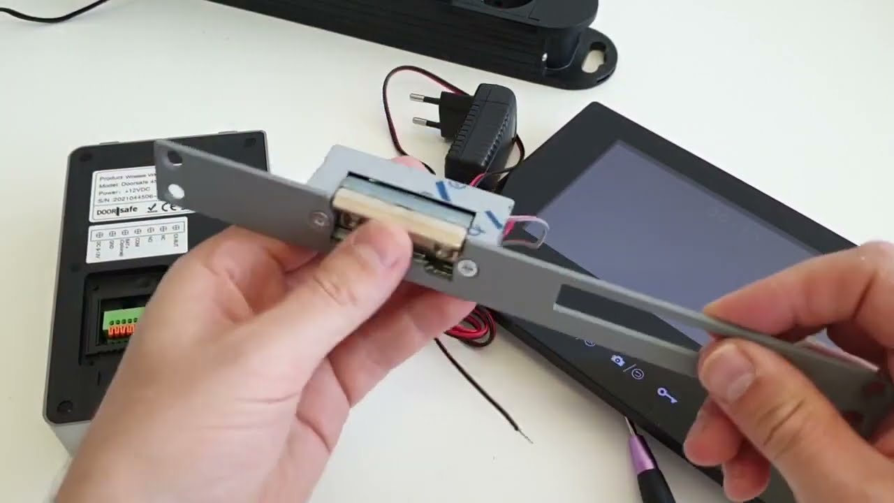 Anschluss an elektrischen Türöffner