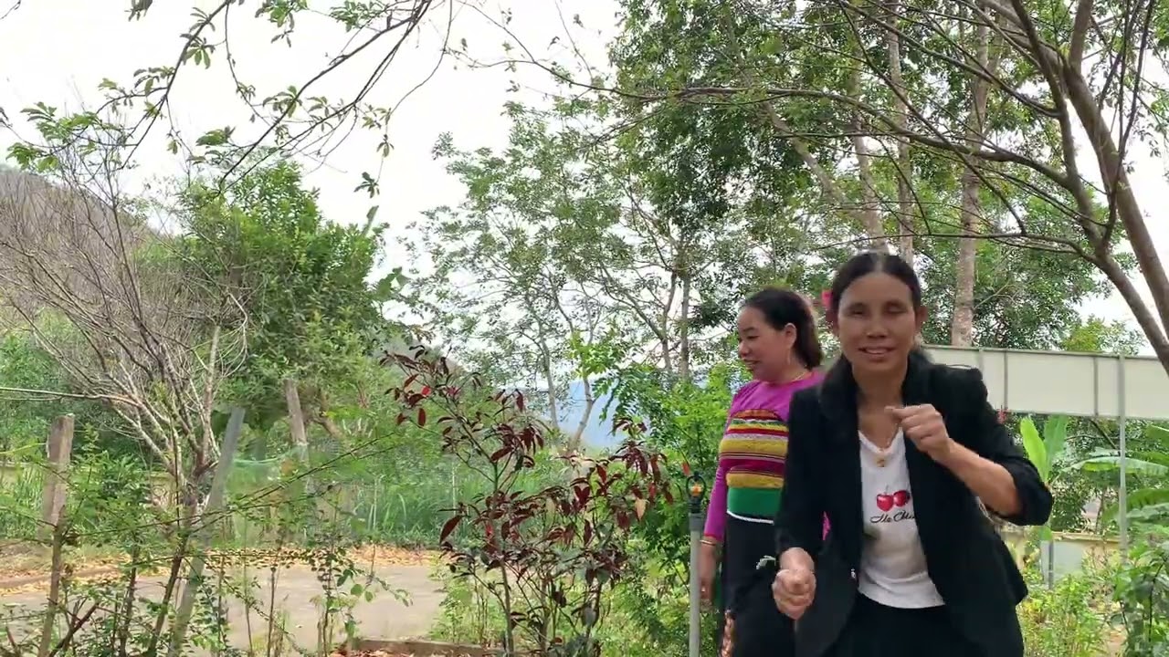 Hai bà cháu đi chơi cho vui tết