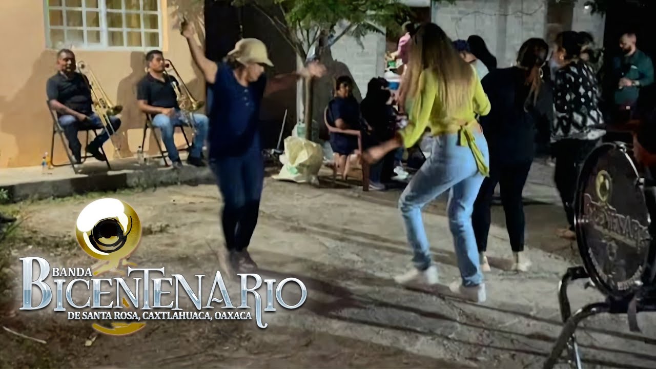 COMO SANTIAGO DEL RIO NO HAY 2 ! QUE BIEN BAILAN Y DISFRUTAN CON LA BANDA BICENTENARIO