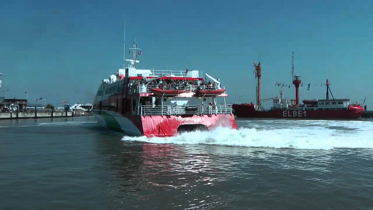 Halunder Jet f&auml;hrt volle Wende in Cuxhaven