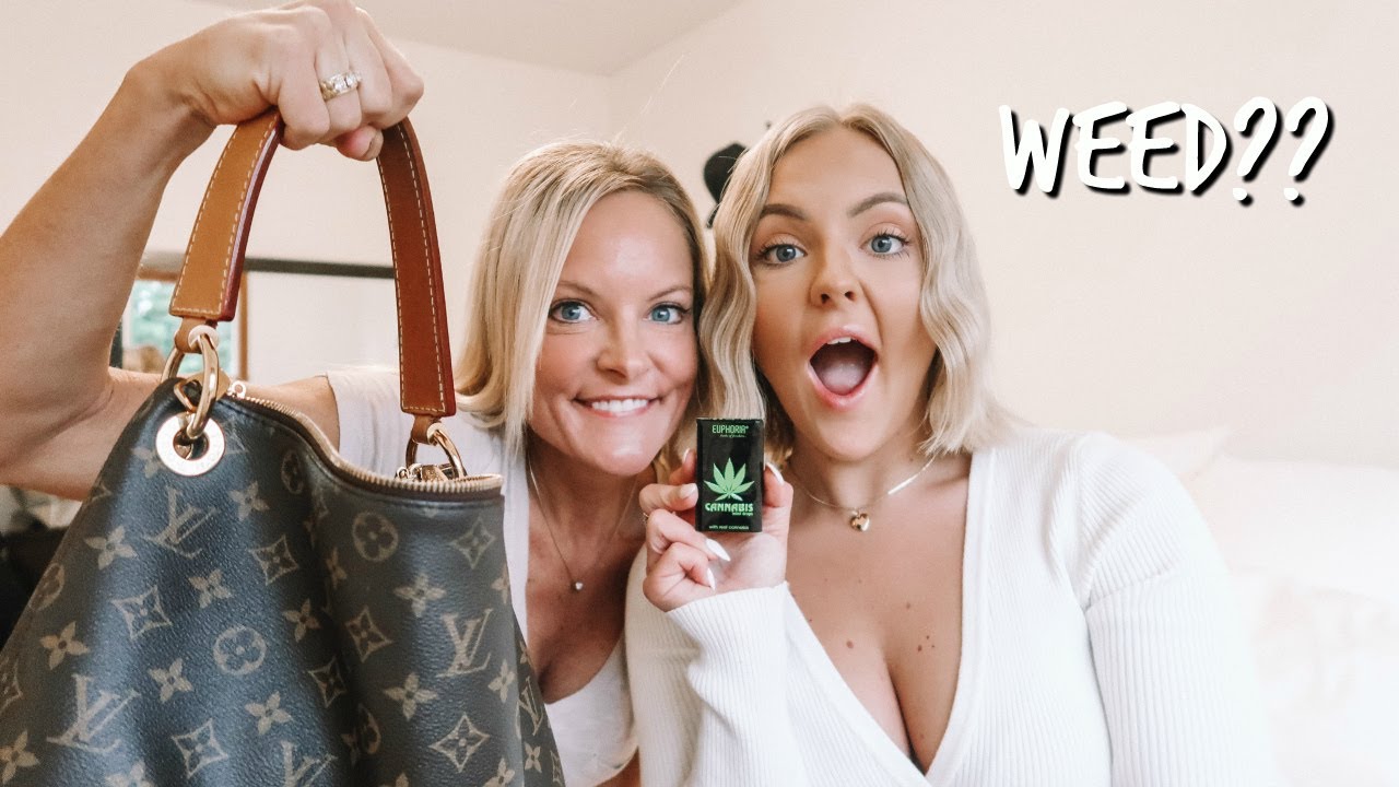 WHAT'S IN MY MOM'S PURSE 2020