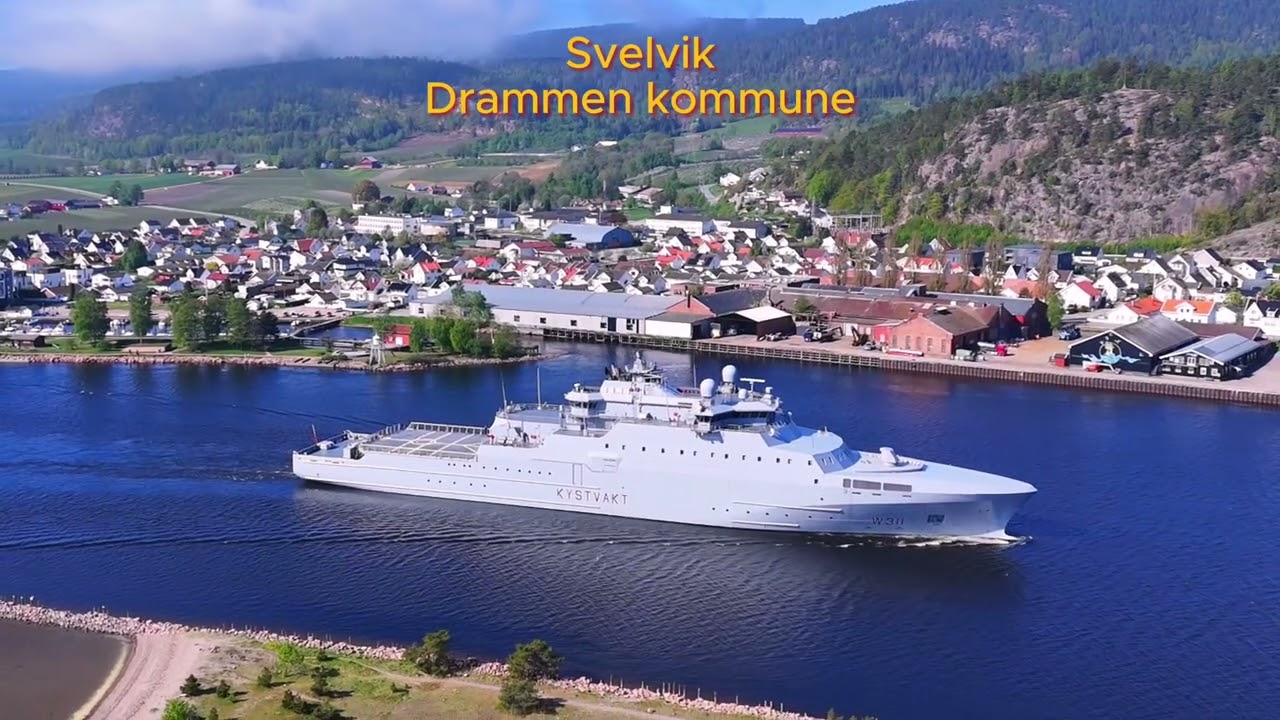 KV Bjørnøya passerer Svelvik og Hurum en deilig vårdag.