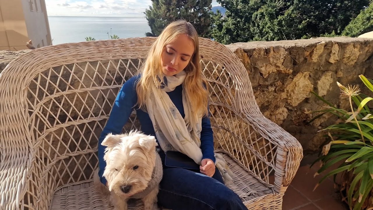 BAJO LAS LUCES | María Castro . Autores María Castro Estrada y Rafael Castro.