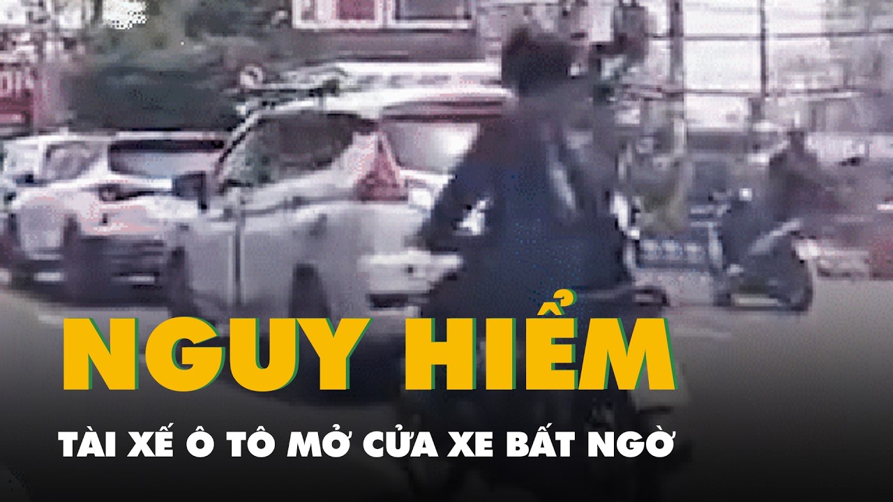 Tài xế ô tô mở cửa xe bất ngờ khiến xe máy loạng choạng, va chạm liên hoàn