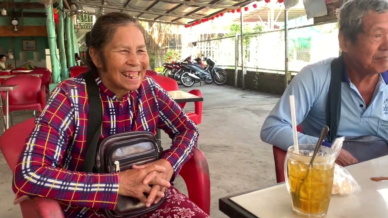 Nhìn cô giao chú Minh/ đi bán vé số/ mua xôi theo ăn 
