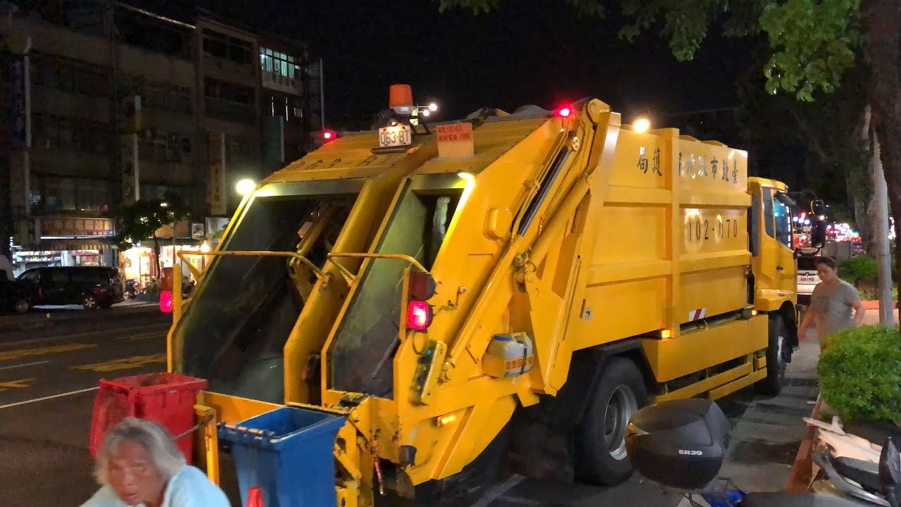 台北市環保局雙廂式垃圾車063-BT收運作業Taiwan Garbage Truck in Taipei City, Taiwan (ゴミ収集車、대만 쓰레기차 )