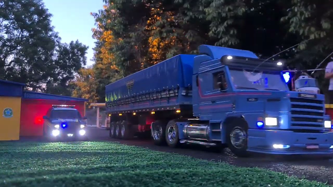 Caminhões em miniatura na pista, veja como é.