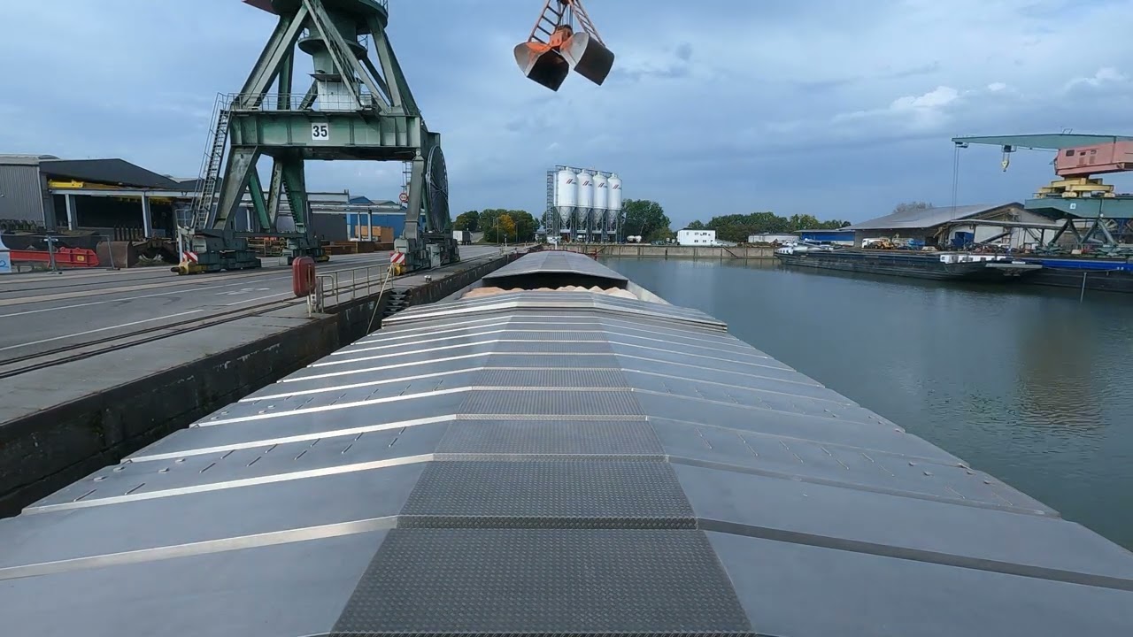 In Osthaven Regensburg overslag naar ander schip.