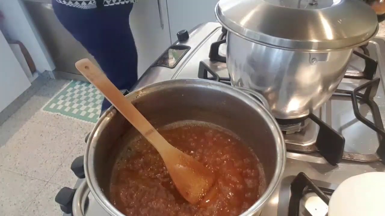 GELÉIA  DE CASCAS DE ABACAXI  E PIMENTA DEDO DE MOÇA.  NÃO  JOGUE FORA AS CASCAS DE ABACAXI.