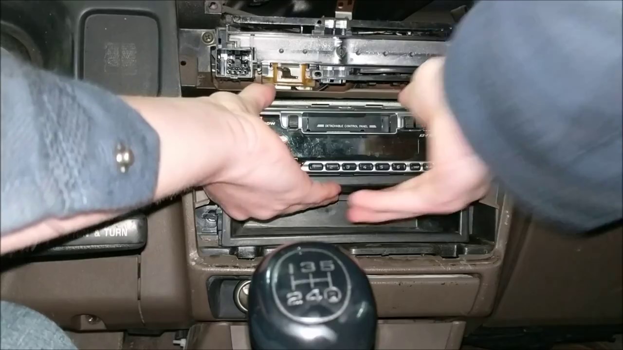 Как установить автомагнитолу в Toyota Tacoma