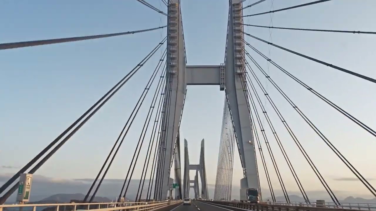 太陽が沈む中、瀬戸大橋で四国へ　　　As the sun sets, drive down the Seto Ohashi Bridge to Kagawa Prefecture in Shikoku