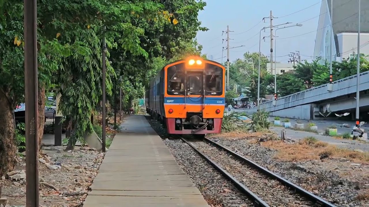 Catching #SRT Trains at Jaran Sanitwong Station, Bangkok 🇹🇭
