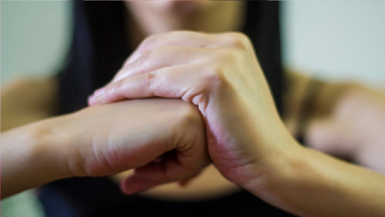 how to crack your knuckles in a fist