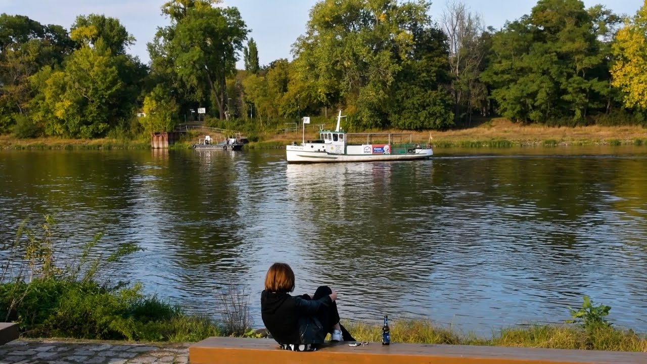 Mädchen am Fluss