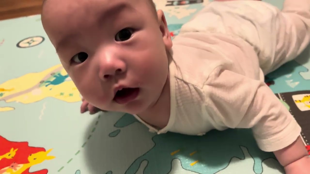 저기 가고 싶어. 못기어 아직. 엄마 도와줘