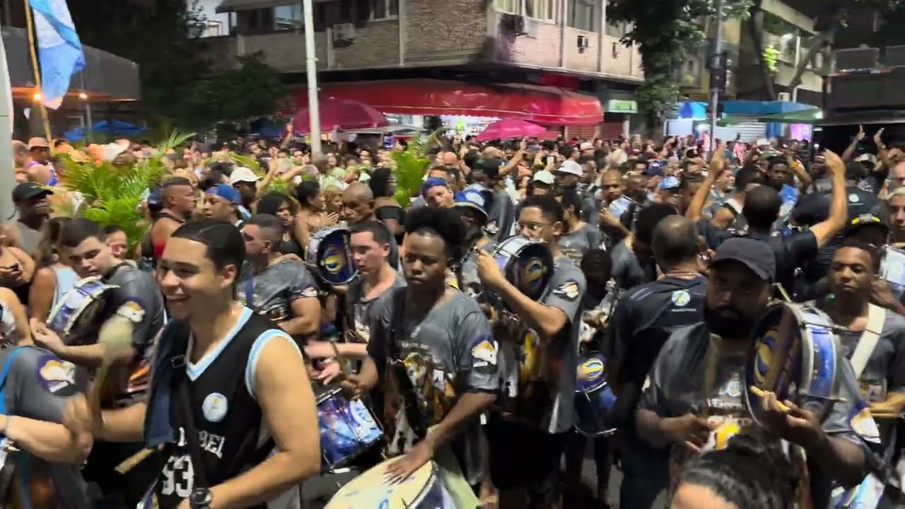 Bateria da Vila Isabel no ensaio de rua carnaval 2024