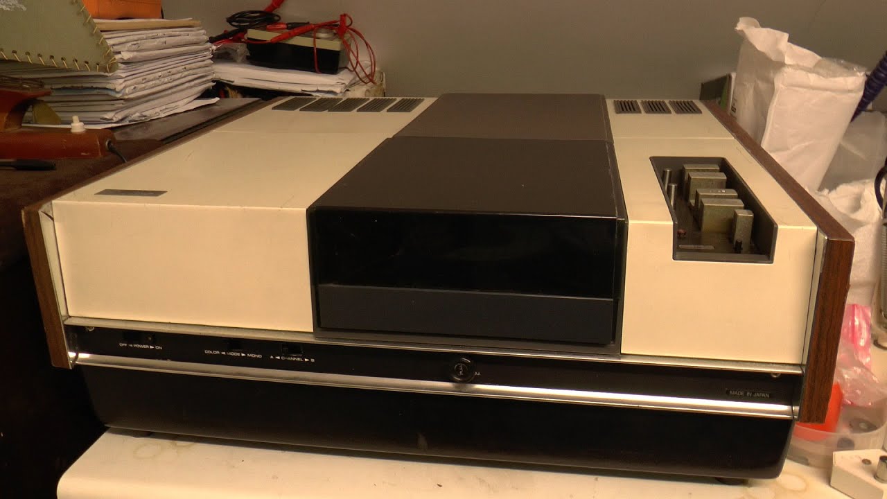 Hitachi EVR Player EV-1500E  . 1971