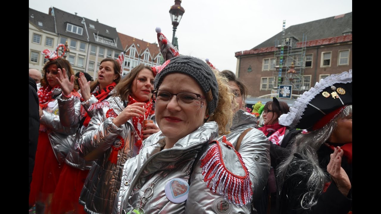 Altweiber 2023. Karneval bei Rathaus Düsseldorf. Old women 2023. Carnival at town hall Duesseldorf.