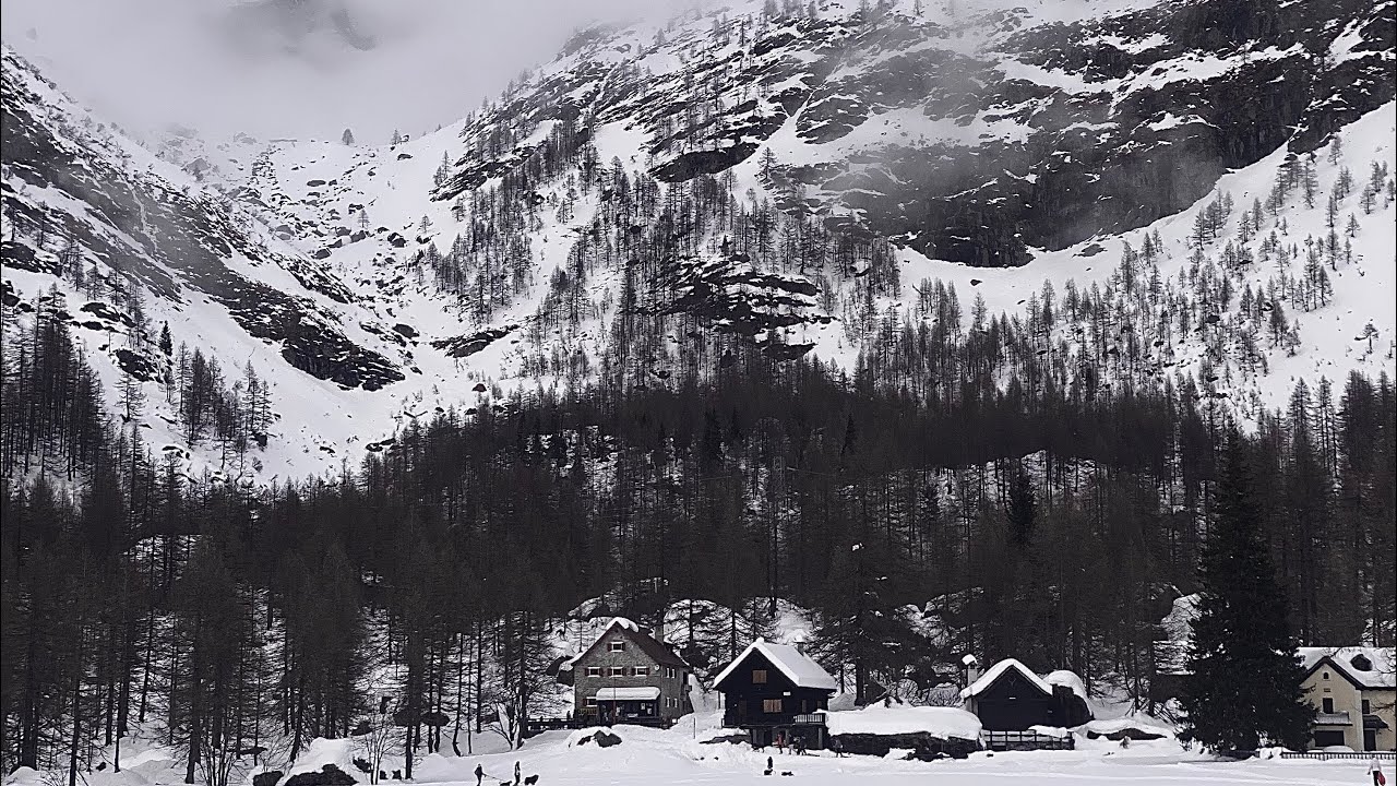 on the way to the northern Italian winter fairy - Baceno #winter #italia #travel