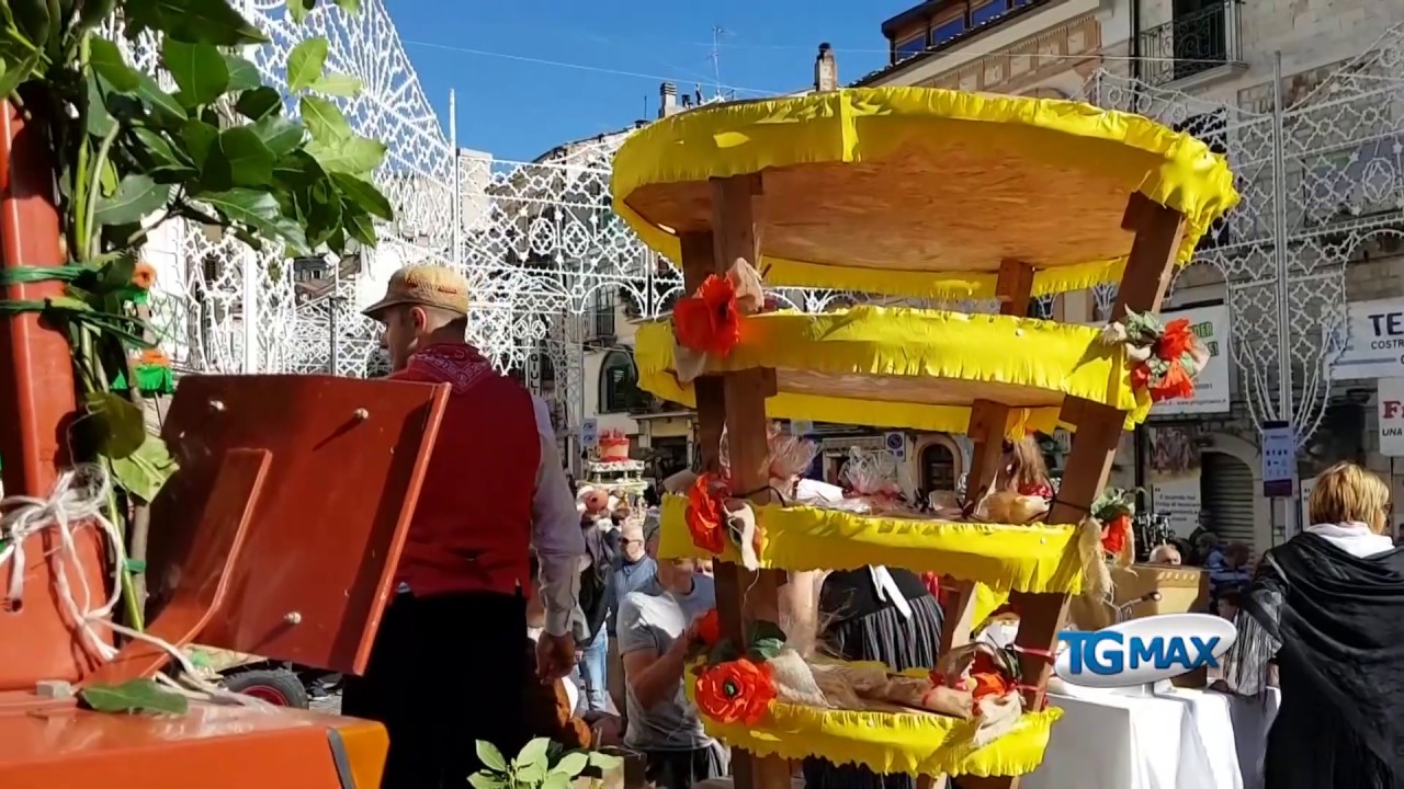 Casoli celebra la patrona Santa Reparata, ricca e colorata la sfilata di donativi e conocchie