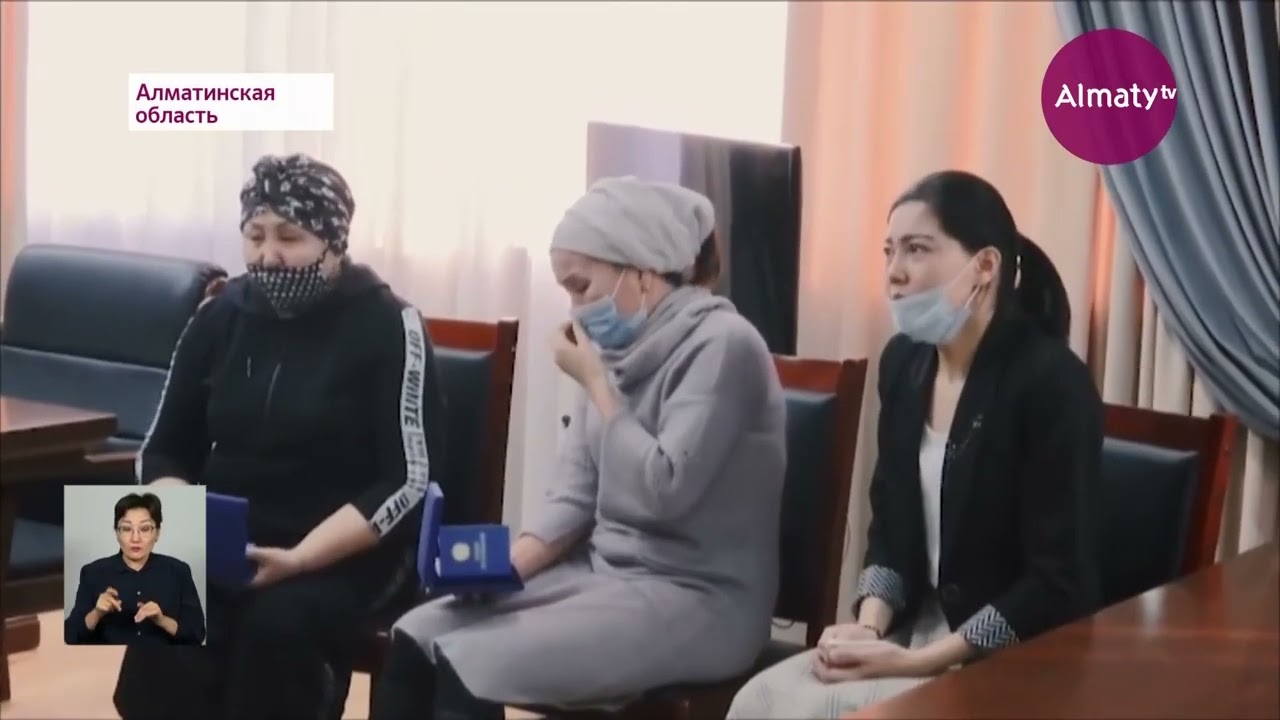 Награда за подвиг: семьям погибших полицейских вручили ордена