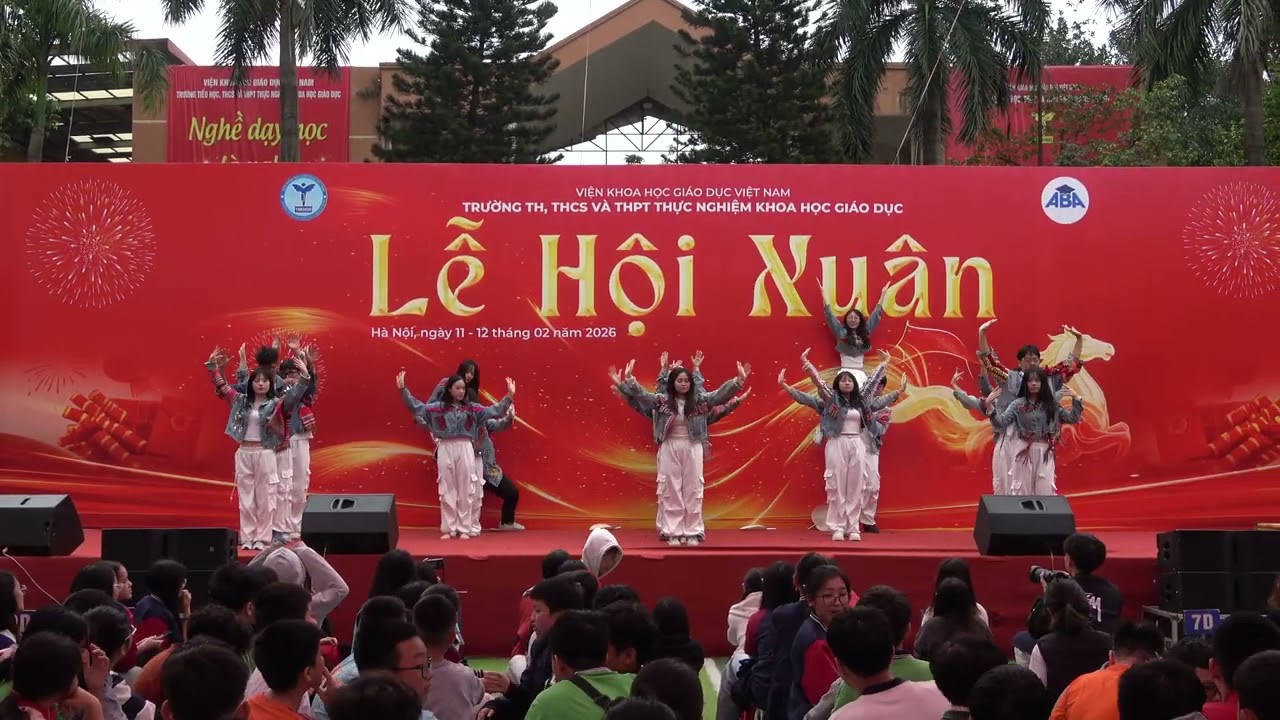 Tập thể lớp 10C biểu diễn Mashup 