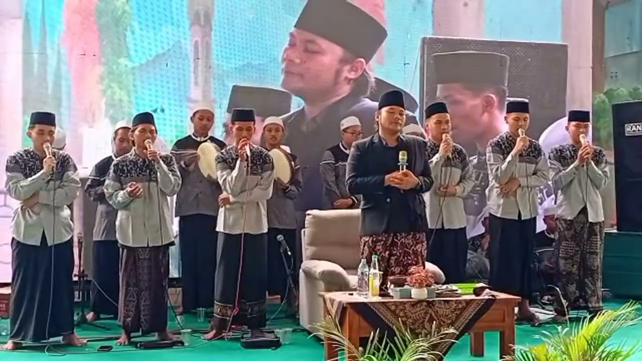 Sorotan 1.21.32 - 1.26.32 dari 🆕️🔴▶️PENGAJIAN TERBARU GUS BAHRU ZAM ZAMI DI SMKN 1 BENDO MAGETAN