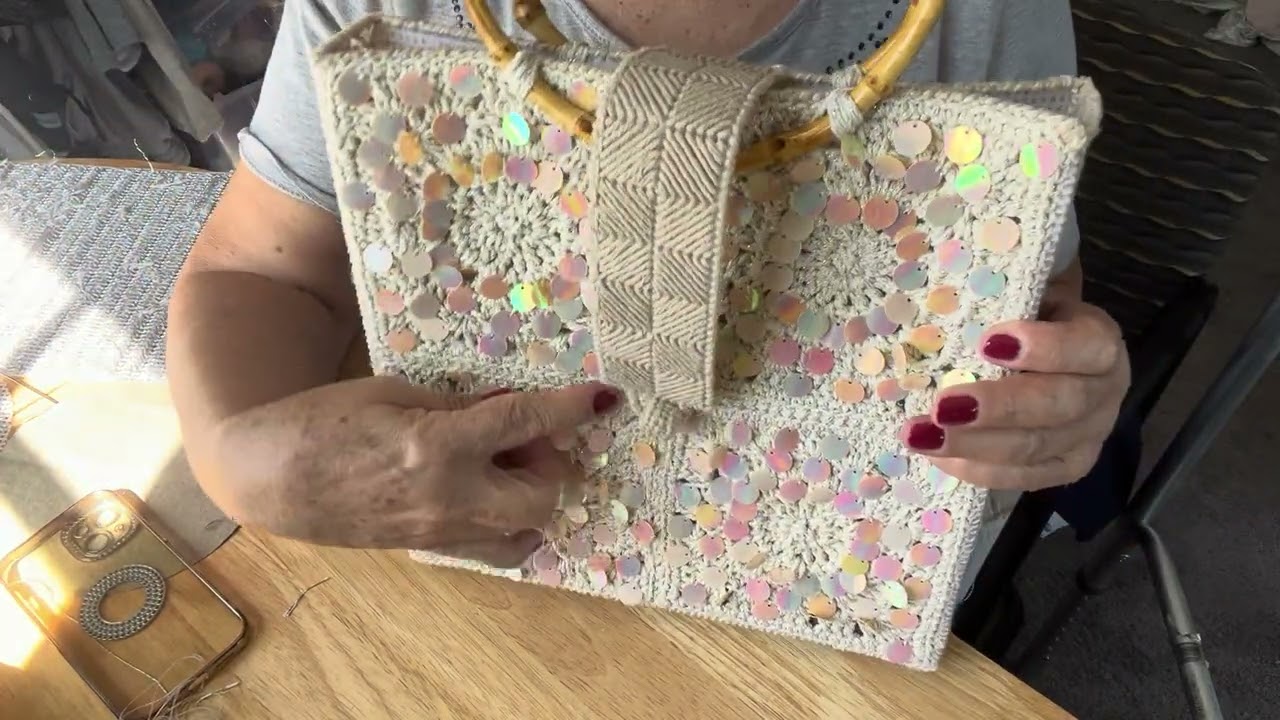 Como hacer un bolso en crochet con rejilla plastica   #tejedoras#hechoamano#crochet #viral