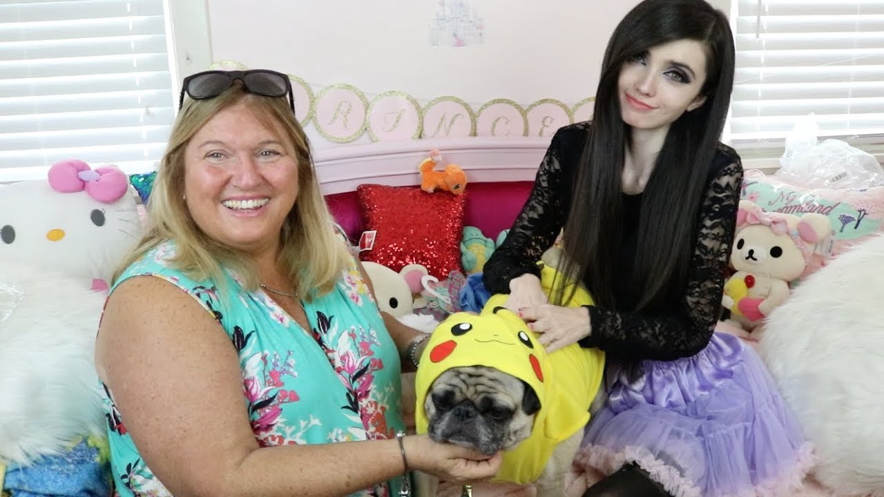 MY DOG TRIES ON HALLOWEEN COSTUMES