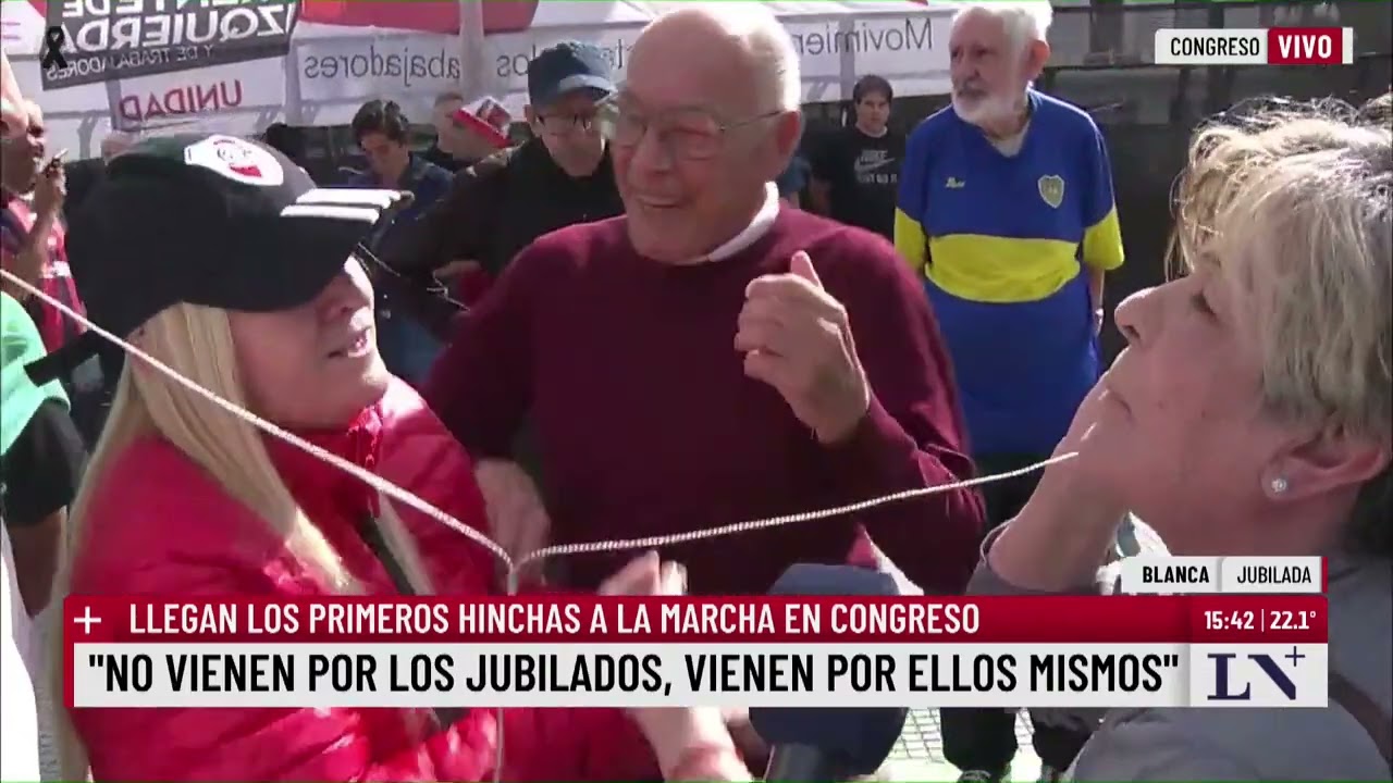 Marcha de jubilados con apoyo de hinchas: escala la tensión frente al Congreso