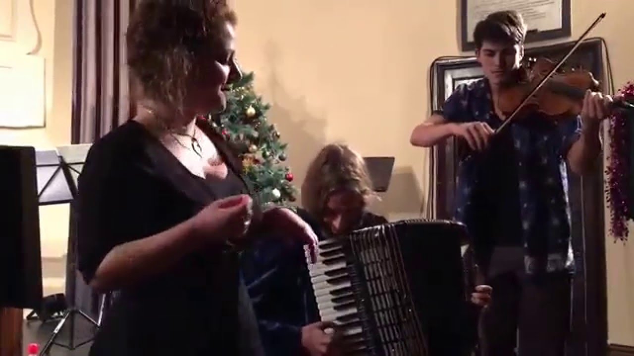 Rachel Weston sings Di Bord, accompanied by Josh Middleton Ben Pitt