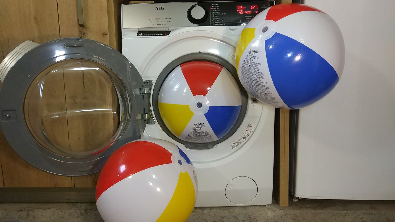 Experiment - 3 Beach Balls - in a Washing Machine