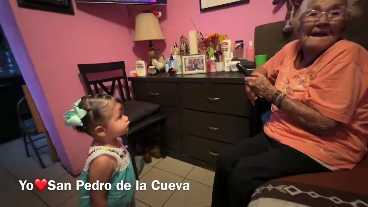 Doña Beba le compra ropa a Faviola, después bailan juntas