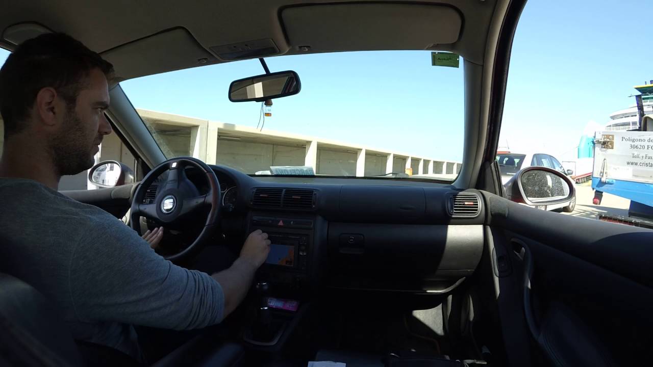 Subiendo el coche al ferry marti i soler ciutadella