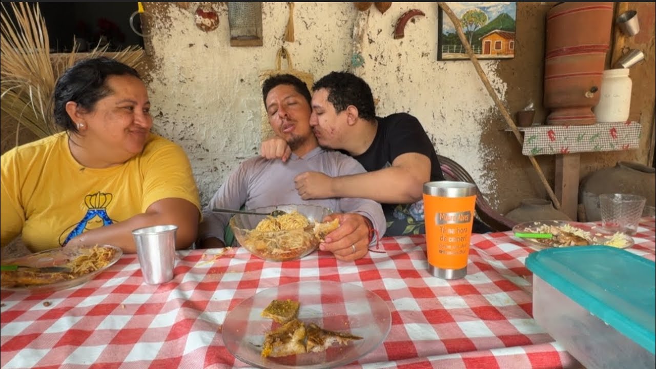 Vamos almoçar com muito amor por aqui que nós falte tudo menos amor 🙏🏻