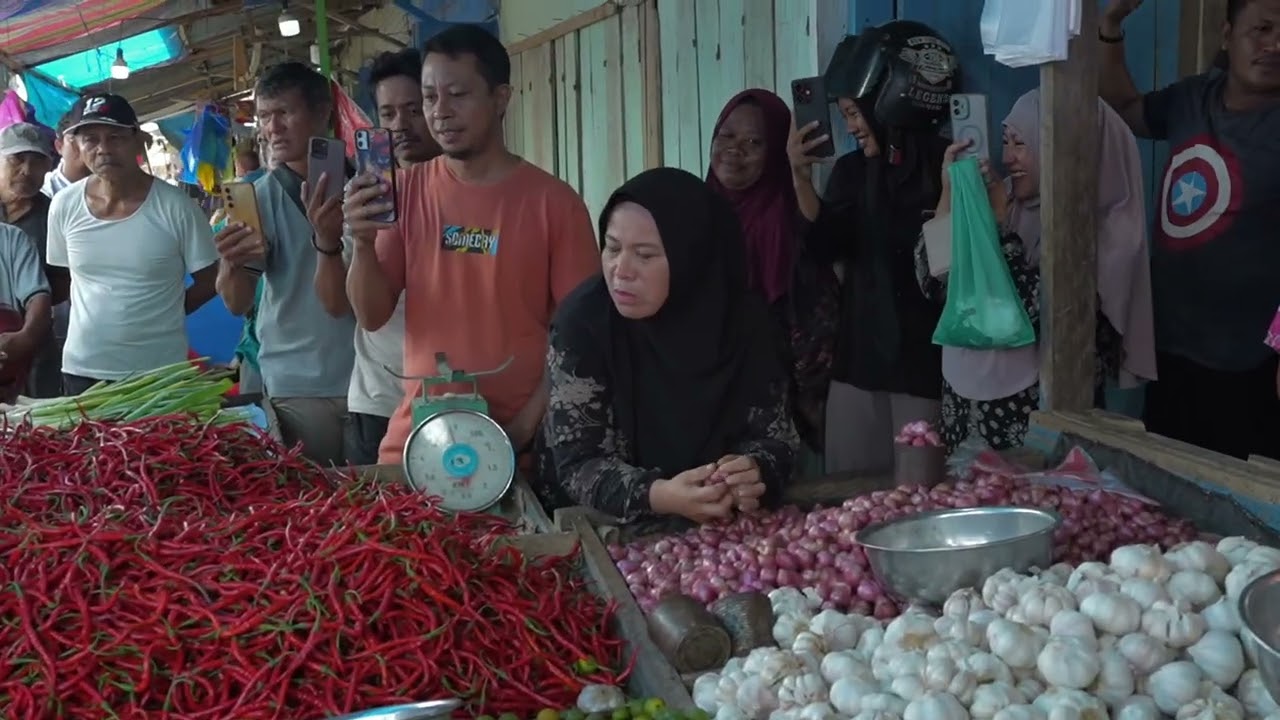 Warga Mengeluh Jalan Rusak, Ibu Gubernur Turun Langsung ke Pasar (Part 1)