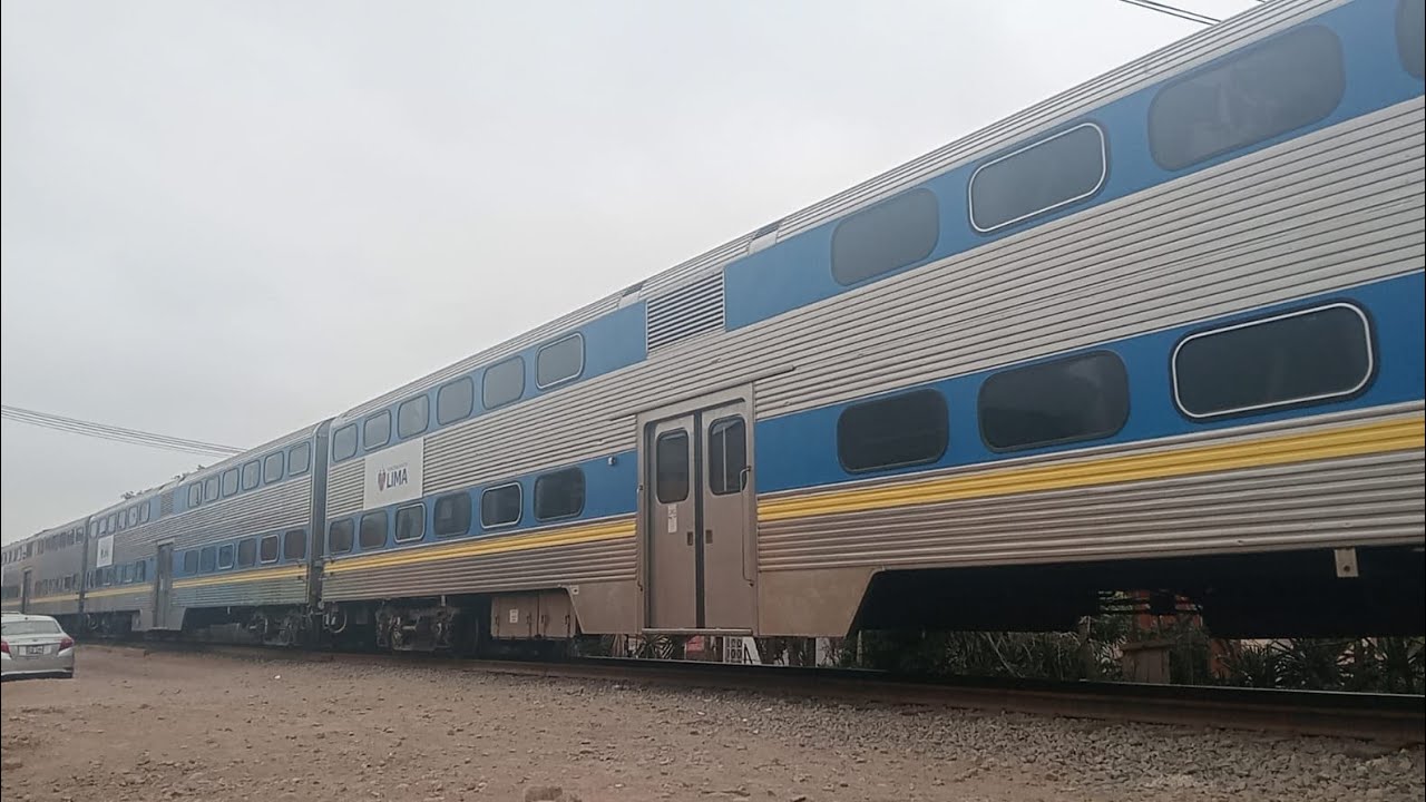 EMD JT26CW-2B #702 & G22CW #539 subiendo más coches Ex CALTRAIN hacia patio Monserrate.