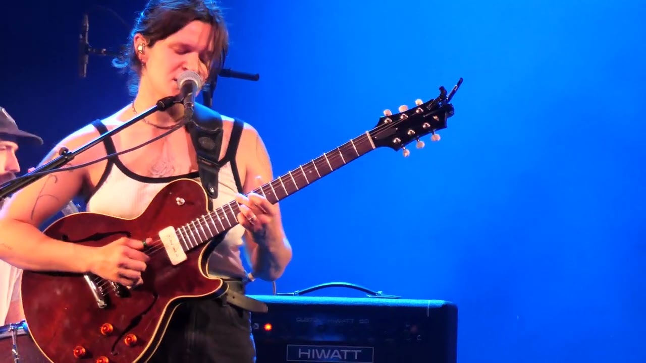 Hand Through Table - Big Thief 14-aug-2024 OLT Rivierenhof Antwerpen