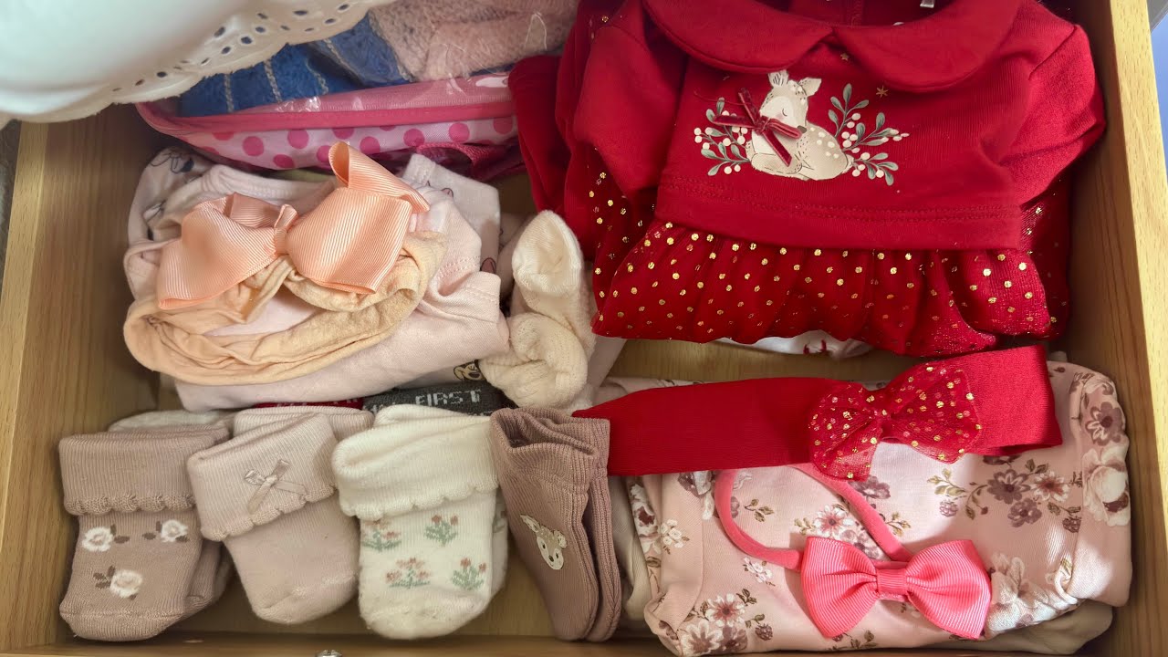 Ordenando la ropita de Mar. 🚼