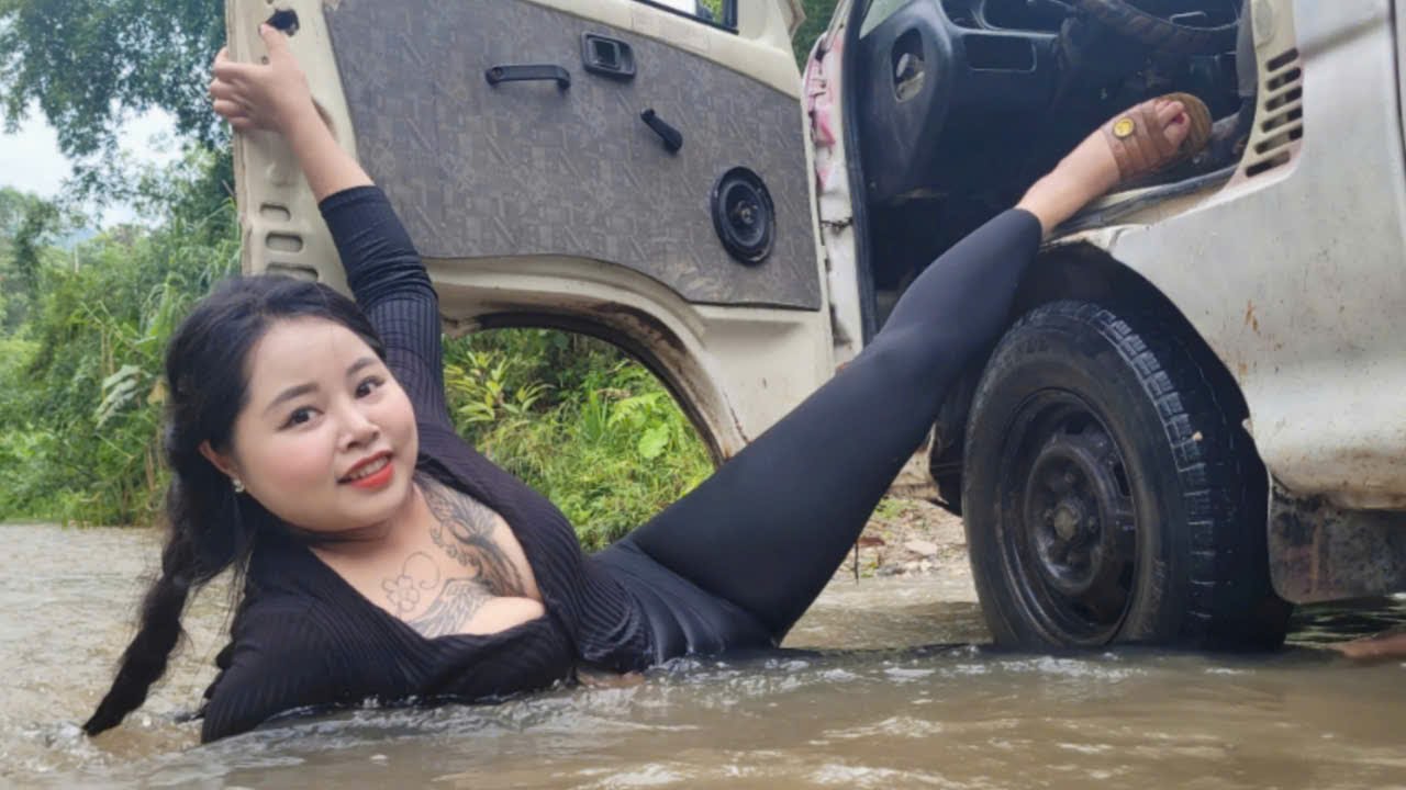 The girl was driving uphill at high speed when she encountered an unexpected accident.