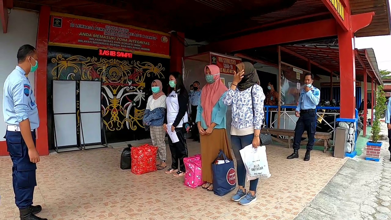 di tunggu rombongan pihak keluarga,saat Narapidana ini keluar Lapas Sampit