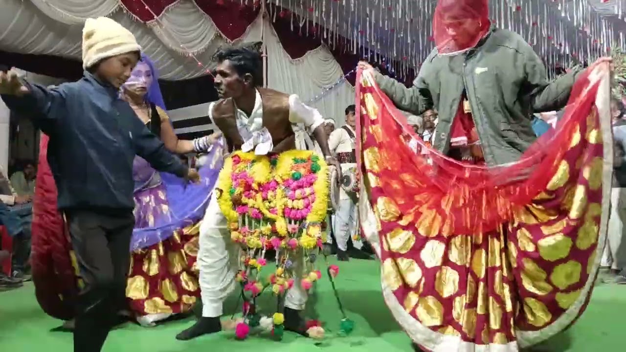 देसी राई हेमराज लोधी बुंदेली कलाकार पार्टी ग्राम बेड़ार कुशमी में बुंदेली प्रोग्राम किया गया
