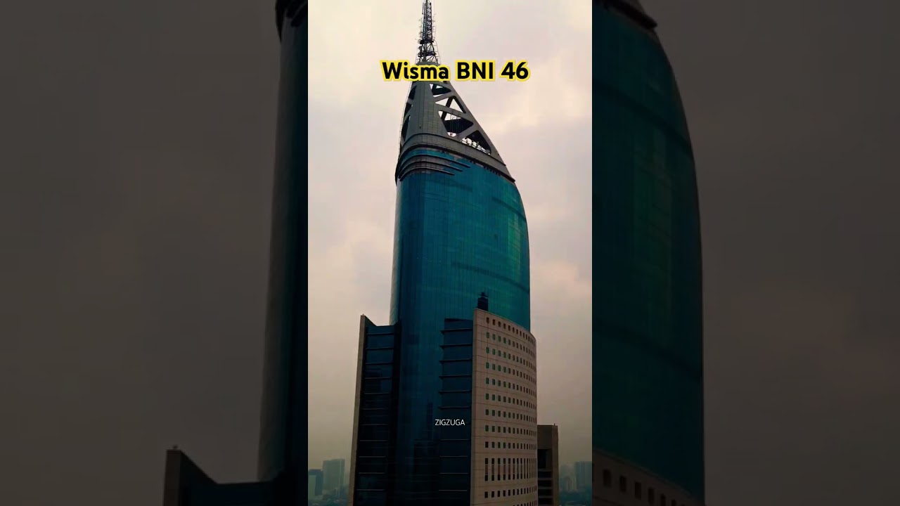 Penampakan gedung  Wisma BNI 46 Jakarta diselimuti mendung di pagi hari dan cahaya di malam hari