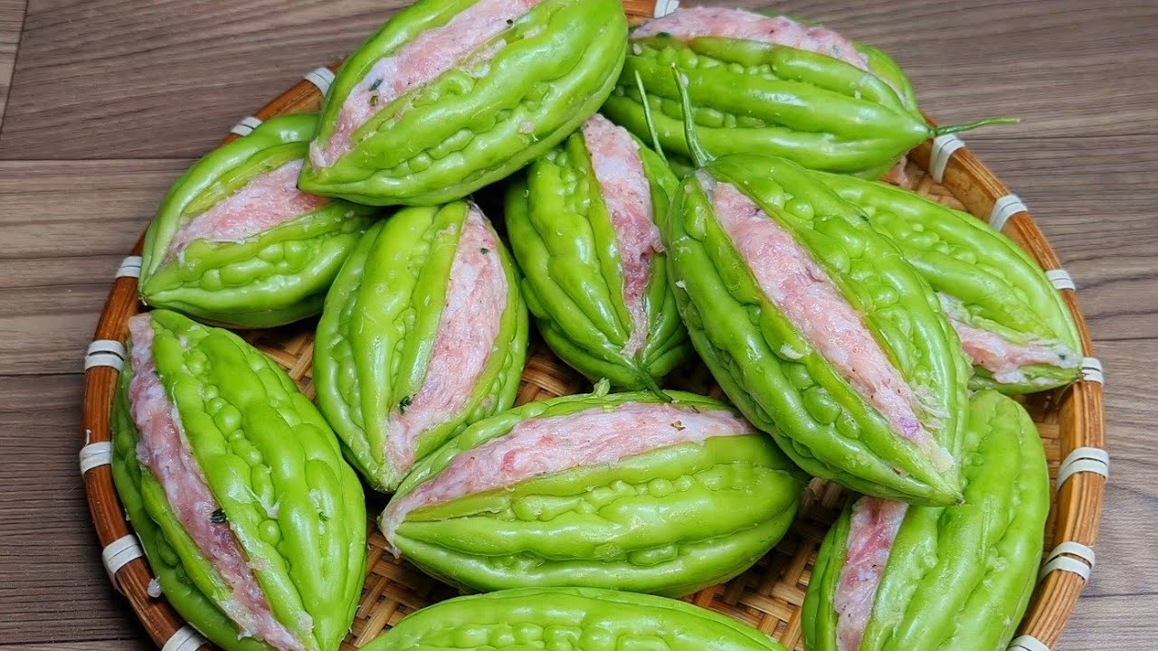 CANH KHỔ QUA NHỒI THỊT - khổ qua hầm mềm thơm thịt dai giòn xanh mướt - Tú Lê Miền Tây
