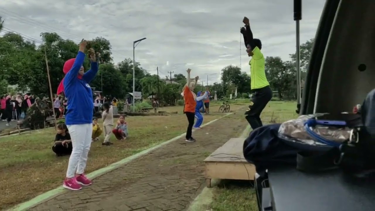 Senam Sehat/Car free Day Setiap hari Minggu Di Lapangan Barembeng