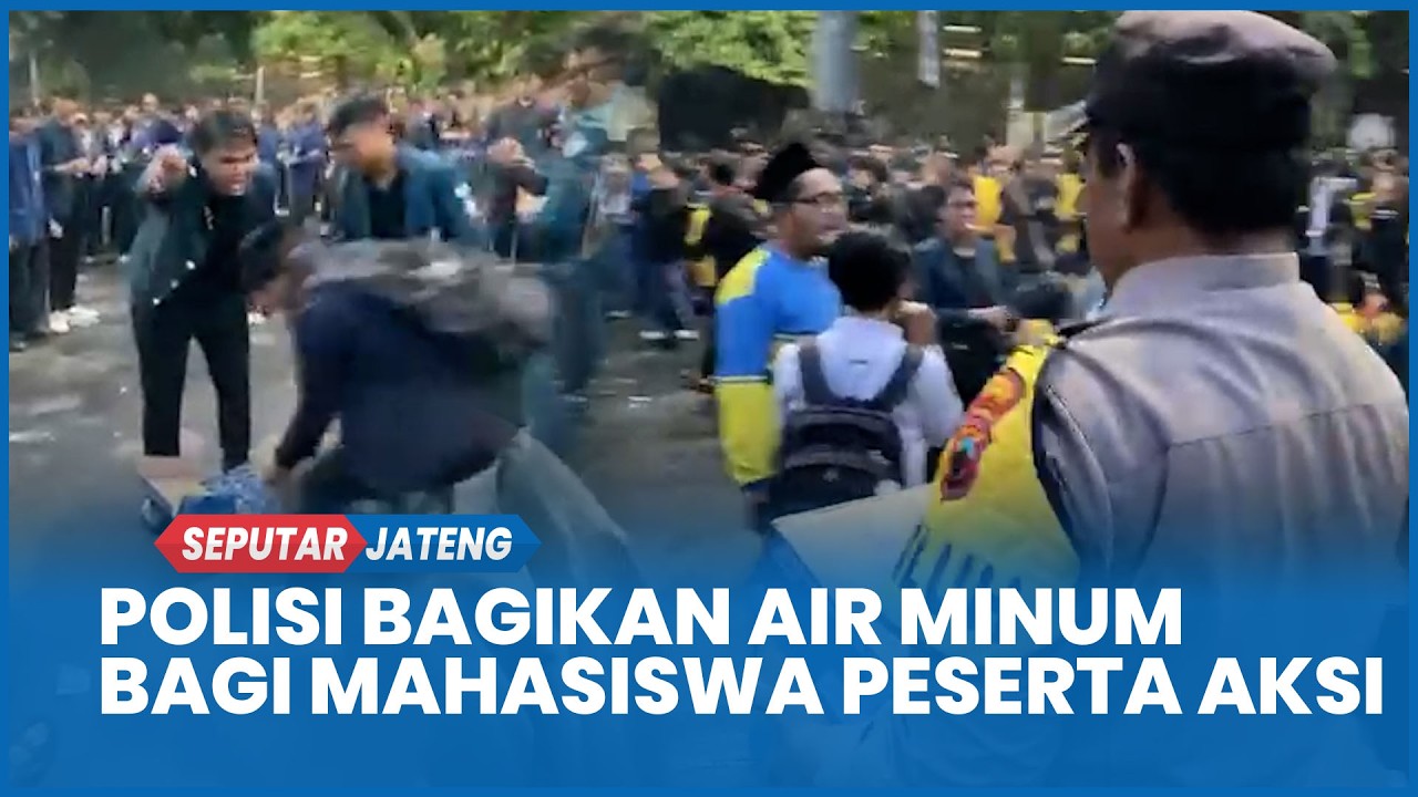 Masuk Waktu Buka Puasa, Polisi Bagikan Air Minum bagi Mahasiswa Peserta Aksi di Depan Polda Jateng