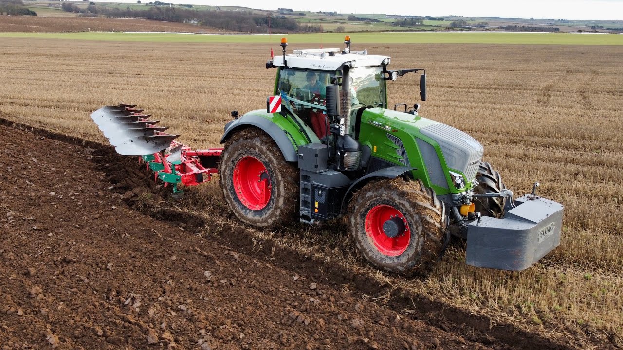 Fendt 828 Vario and BRAND NEW Kverneland 6 Furrow Plough!
